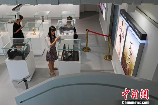 民众在参观上?；熬缫帐踔行恼故灸Ｐ??！∫罅⑶?摄