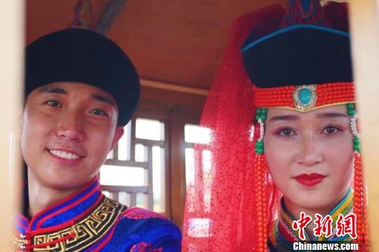 图为敖包相会的蒙古族青年?！≌躁?摄