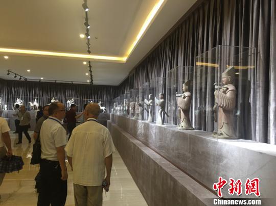 图为民众参观展品。