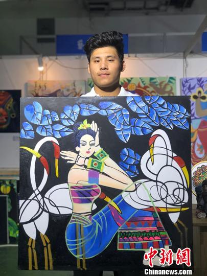 大学生展示自创油画作品。　郭佳 摄