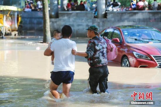 超强台风“利奇马”来袭，浙江各方力量开展救援行动。图为一名救援人员指引被困市民进行转移。<a target='_blank' href='http://www.chinanews.com/'>中新社</a>记者 李祥 摄