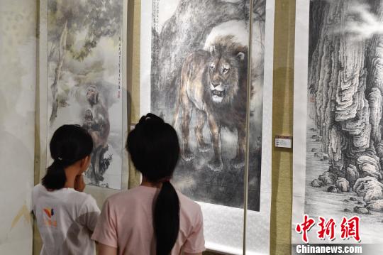 小观众欣赏参展作品。　陈骥旻 摄