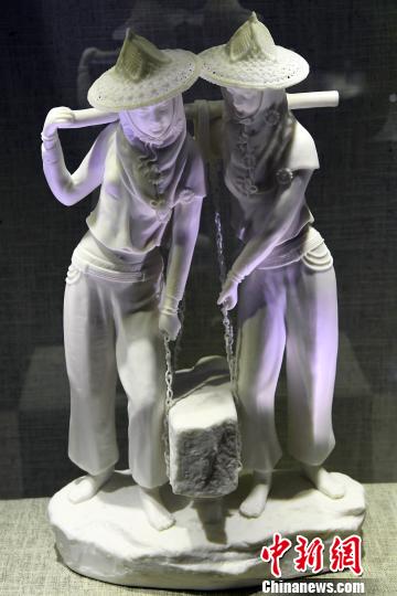 中国工艺美术大师陈明良参展德化白瓷作品《惠女风情》吸睛。　记者刘可耕 摄
