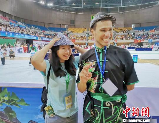 图为第十四届浙江国际传统武术比赛上，国人、海外友人戴着新版乌毡帽。