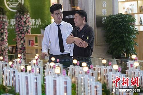 资料图：房地产置业经理为民众介绍商品房户型。<a target='_blank' href='http://www.chinanews.com/'>中新社</a>记者 韦亮 摄