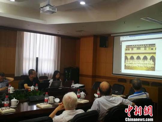 回忆录《上海·1949》和画册《1949·影像上?！烦霭孀赶殖　！⌒礞?摄