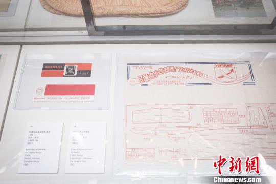 1980年的弹射式模型飞机材料等老物件展示?！⌒煲?摄