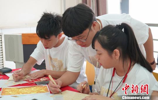图为营员制作敦煌主题木板刻画?！∩杏⒎?摄