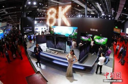 资料图：厂商展示的8K高清电视。<a target='_blank' href='http://www.chinanews.com/'>中新社</a>记者 杜洋 摄