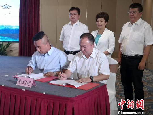 当天，广元市还举行了招商引资和文化旅游推介会?；嵘瞎阍形穆眉庞敫仕嗬短旃事眯猩缜┒┱铰院献餍?，将推动广元、兰州文化旅游目的地健康、持续、稳定发展。　杜萍 摄