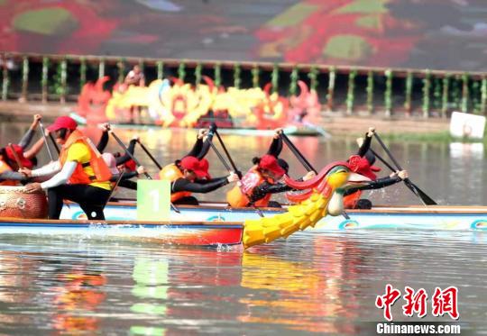 据了解，在女儿节开幕式后，将举行广元女儿节传统特色活动凤舟赛，有12支凤舟队伍参加直道竞速比赛。(资料图) 广元市委宣传部供图 摄
