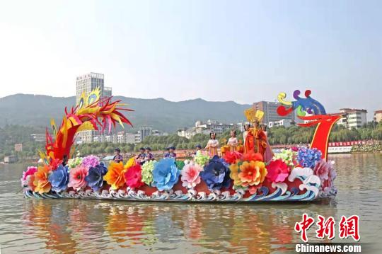 参加凤舟赛的竞技人员全部为女性，所有船头、船身设计均以凤凰为图腾，并在活动举办中融入了彩船巡游、万人山歌对唱、川北唢呐等民俗表演和水上趣味活动等内容，既展示广元“女皇故里”文化传承，又彰显当代广元女性风采。(资料图) 广元市委宣传部供图 摄