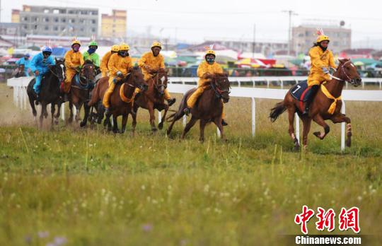 图为选手们在比赛中?！⊙钛廾?摄