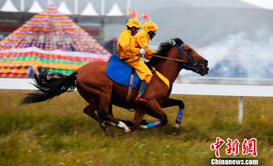 图为赛马选手在进行激烈的追逐?！⊙钛廾?摄