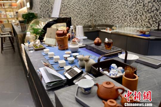 沪上首家“中版书房”?！∠目×?摄