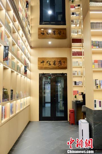 沪上首家“中版书房”?！∠目×?摄