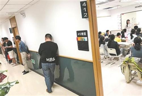 聚焦校外培训的那些事：成绩越好，补课越疯狂？