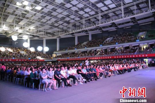 演出现场?！〕卵薜?摄