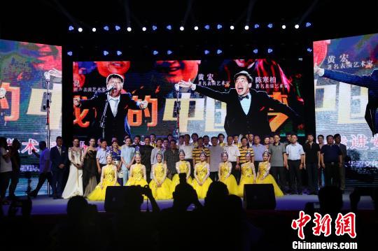 演出现场?！〕卵薜?摄