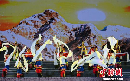 图为开幕式晚会现场独具藏民族特色的表演?！『闻罾?摄