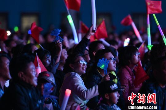 图为当地民众观看演出?！『闻罾?摄