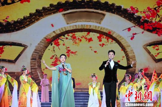 图为开幕式晚会现场，湖北演员在表演戏曲节目?！『闻罾?摄