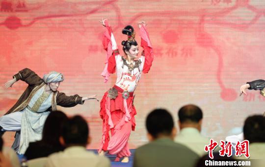 歌舞表演(吕品／摄)