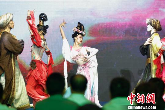 歌舞表演(吕品／摄)