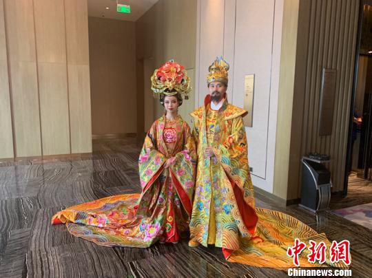 身穿皇家服饰的演艺人员亮相(吕品／摄)