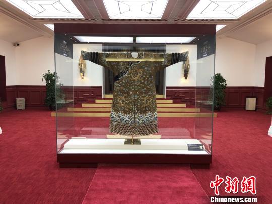 伪满皇宫博物院“皇宫剧场”展示的龙袍 吕盛楠 摄