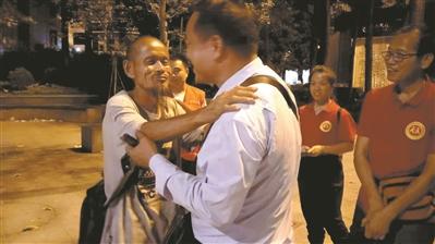 在志愿者的帮助下，田玉生、田玉全兄弟相认。