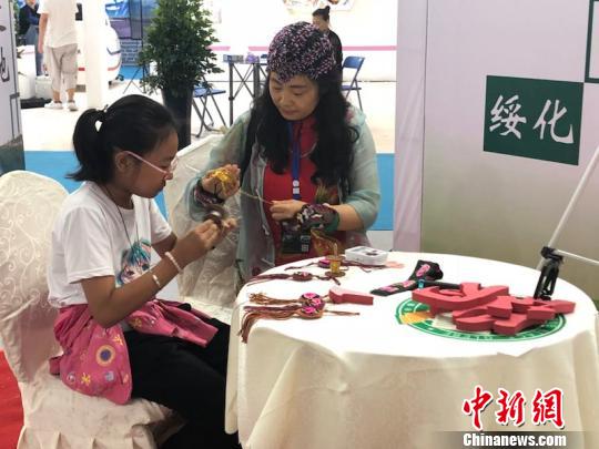 上万件艺术珍品黑龙江文博会上亮相引八方游客驻足欣赏