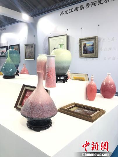 展会汇集了来自台湾、巴基斯坦、泰国等地的上万件艺术珍品?！≌潘?摄