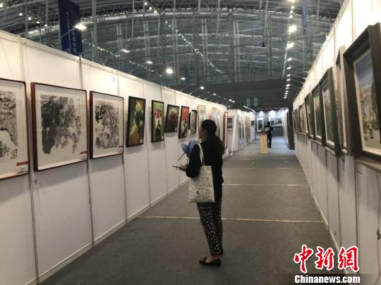 观众们观展?！≌潘?摄