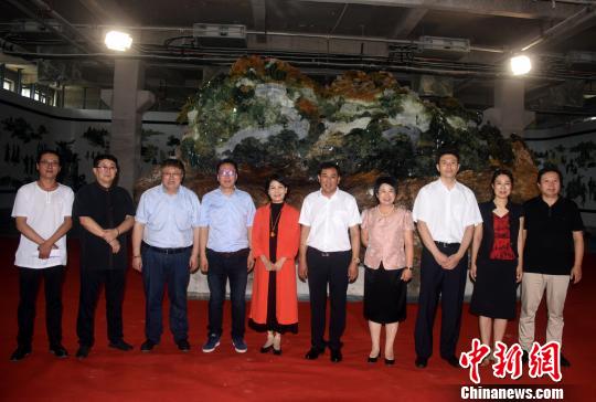 部分代表合影?！∷镒苑?摄