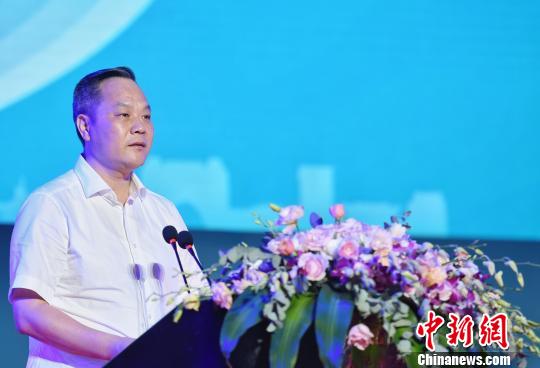 图为余姚市委书记奚明致辞?！『谓?摄