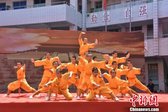 泉州少林寺武僧团展现“少林雄风”。　陈龙山 摄