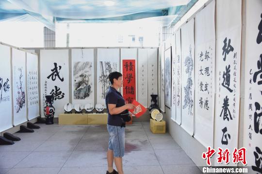 “养心观德”文化艺术展展出众多名家字画，诠释“文武双全”?！〕铝?摄