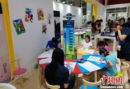 馆内的文具及文创展示区 董柴玲 摄