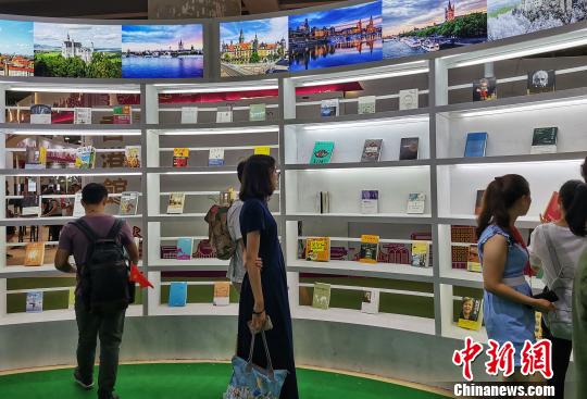 市民在参观德国文学作品区 董柴玲 摄