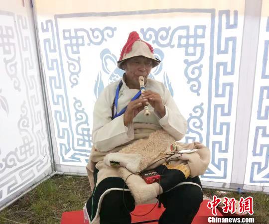 图为玛曲县非遗弹唱艺术?！≈有?摄