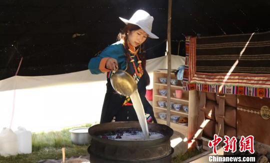 图为展示玛曲藏民族传统特色美食制作工艺。　钟欣 摄