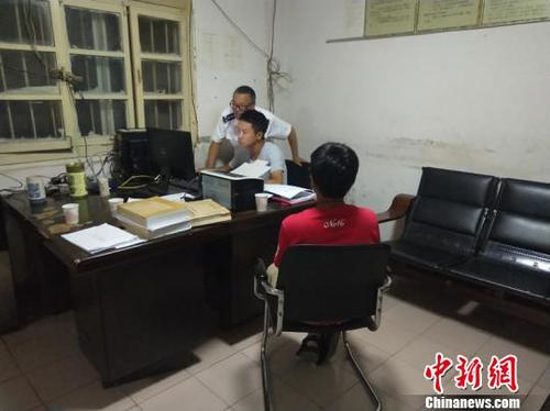 图为执法人员对当事人进行询问调查。抚仙湖管理局供图