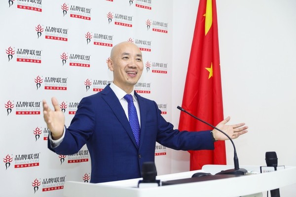 图为品牌联盟董事长王永在对记者提问进行回答