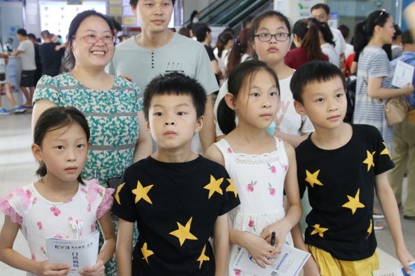 眼病在爱心医院获得诊治后，刘女士一家终于露出开心的笑容