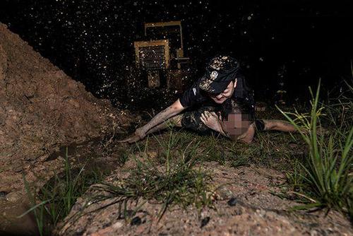 黄生海与毒贩搏斗并将其制服。 本文图片均为云南省公安厅新闻办提供