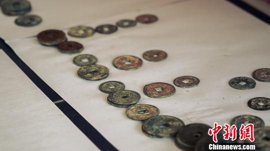 清洗后的古钱币?！⊙盍⒊?摄