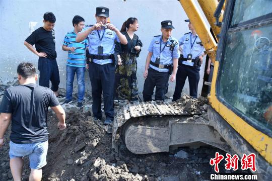 古钱币出土现场?！⊙盍⒊?摄