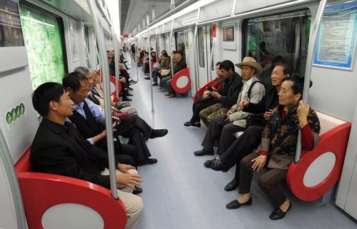 昆明拟规定乘地铁使用电子设备不得外放声音