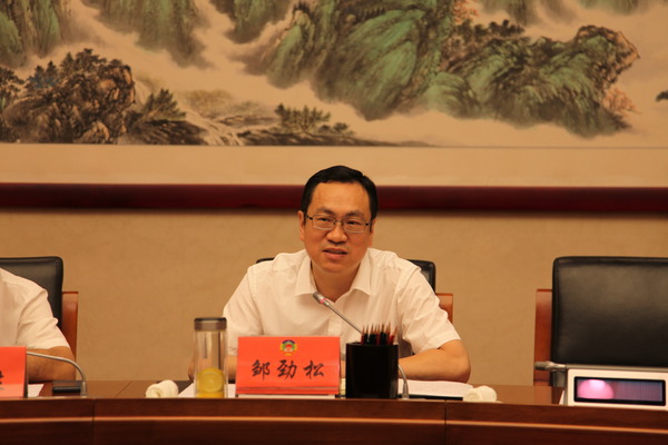 区委常委、常务副区长邹劲松在座谈会上讲话